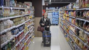 Una mujer compra en un supermercado de Barcelona este mes de marzo