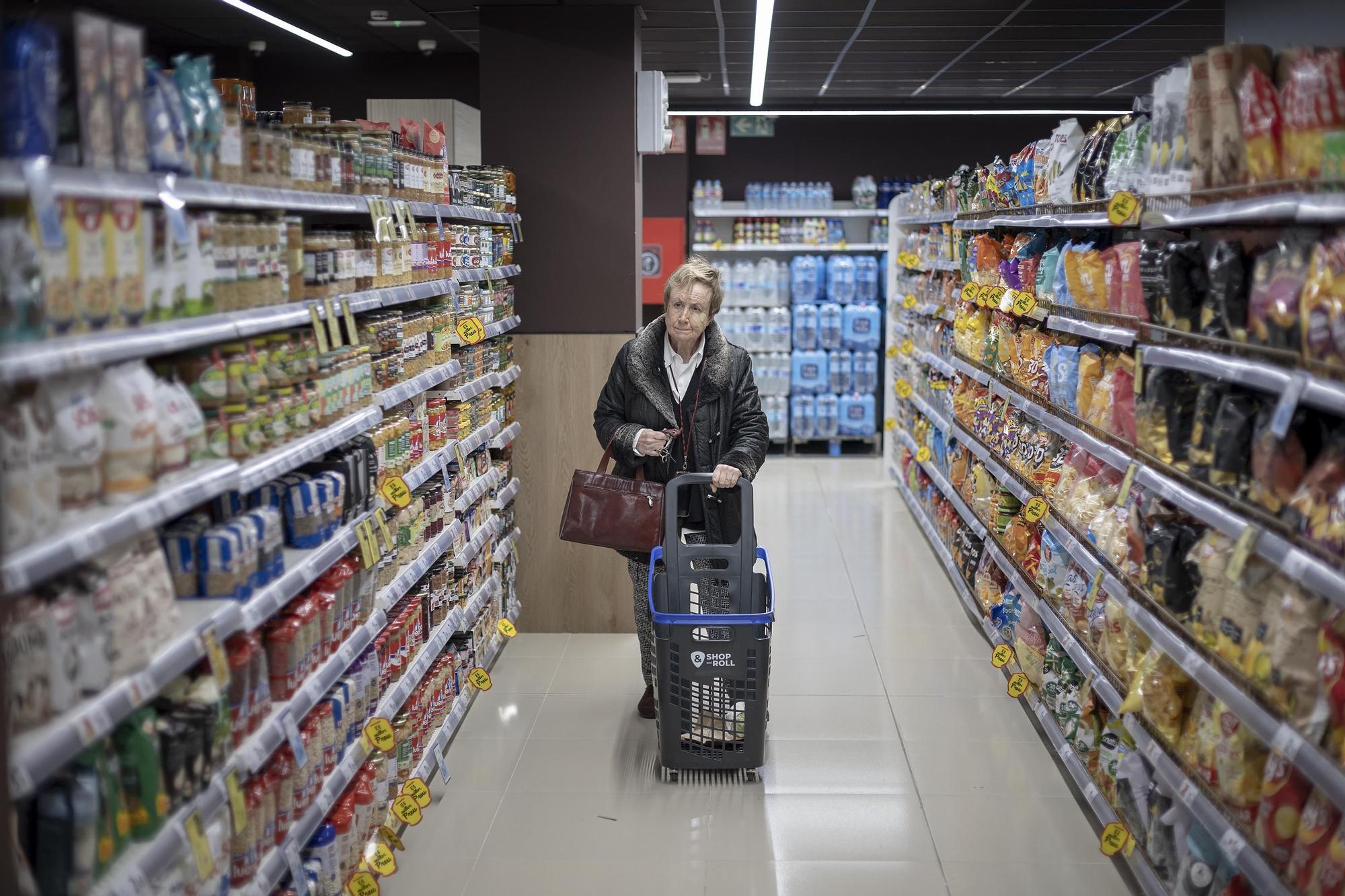 Barcelona 14/03/2023 . Economía Cesta de la compra carro de la compra inflación precios y consumo cesta básica En la foto, supermercado Caprabo en el barrio de Gràcia Fotografía de Ferran Nadeu