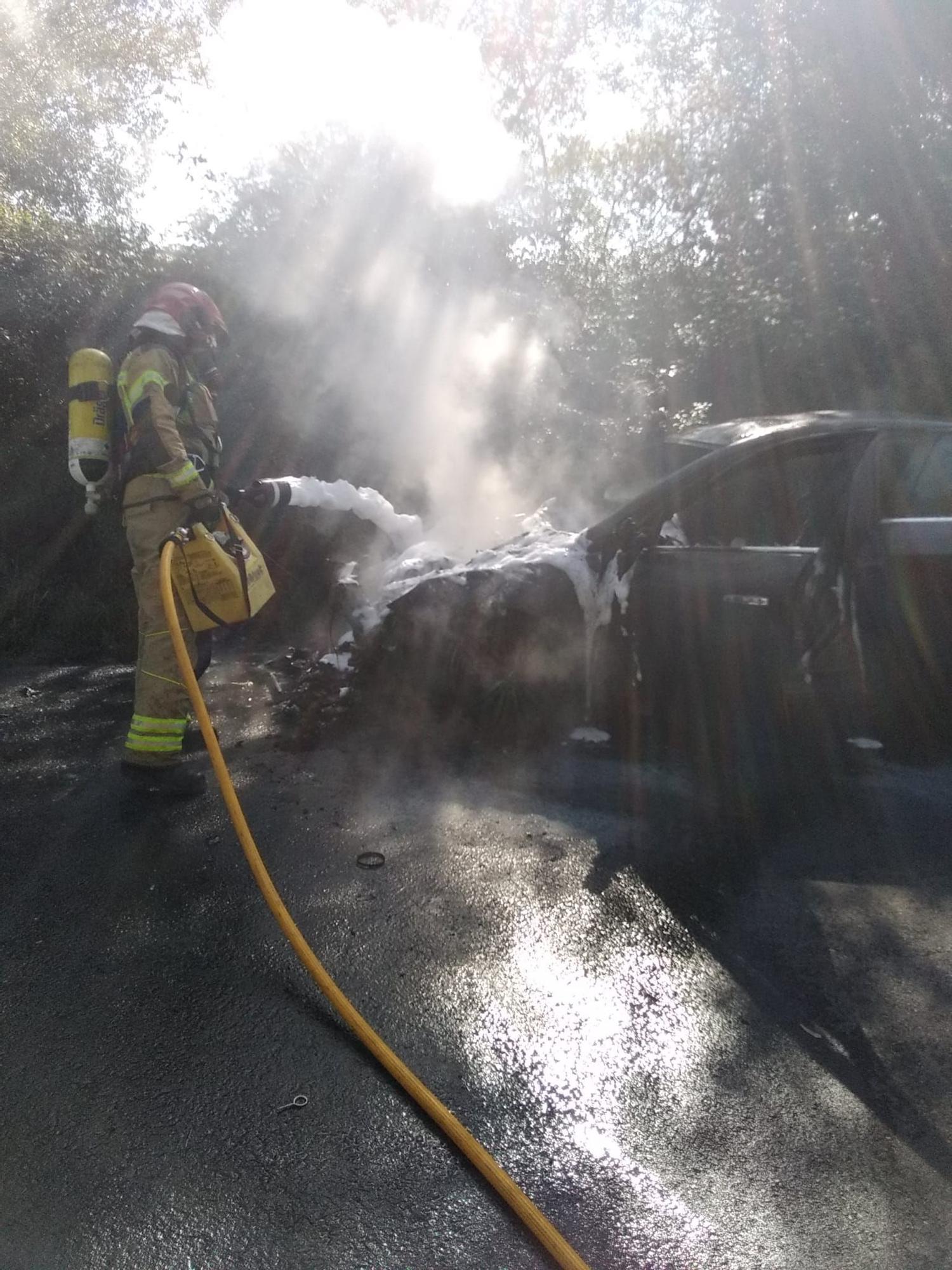 Los bomberos sofocan un incendio en un coche en Oleiros