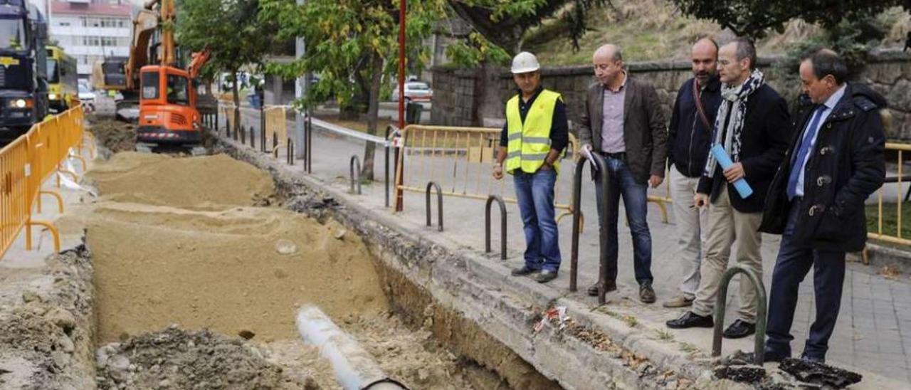 El alcalde, Jesús Vázquez, durante la visita que realizó a las obras en la calle Ángel Barja, dentro del plan de inversiones. // Brais Lorenzo