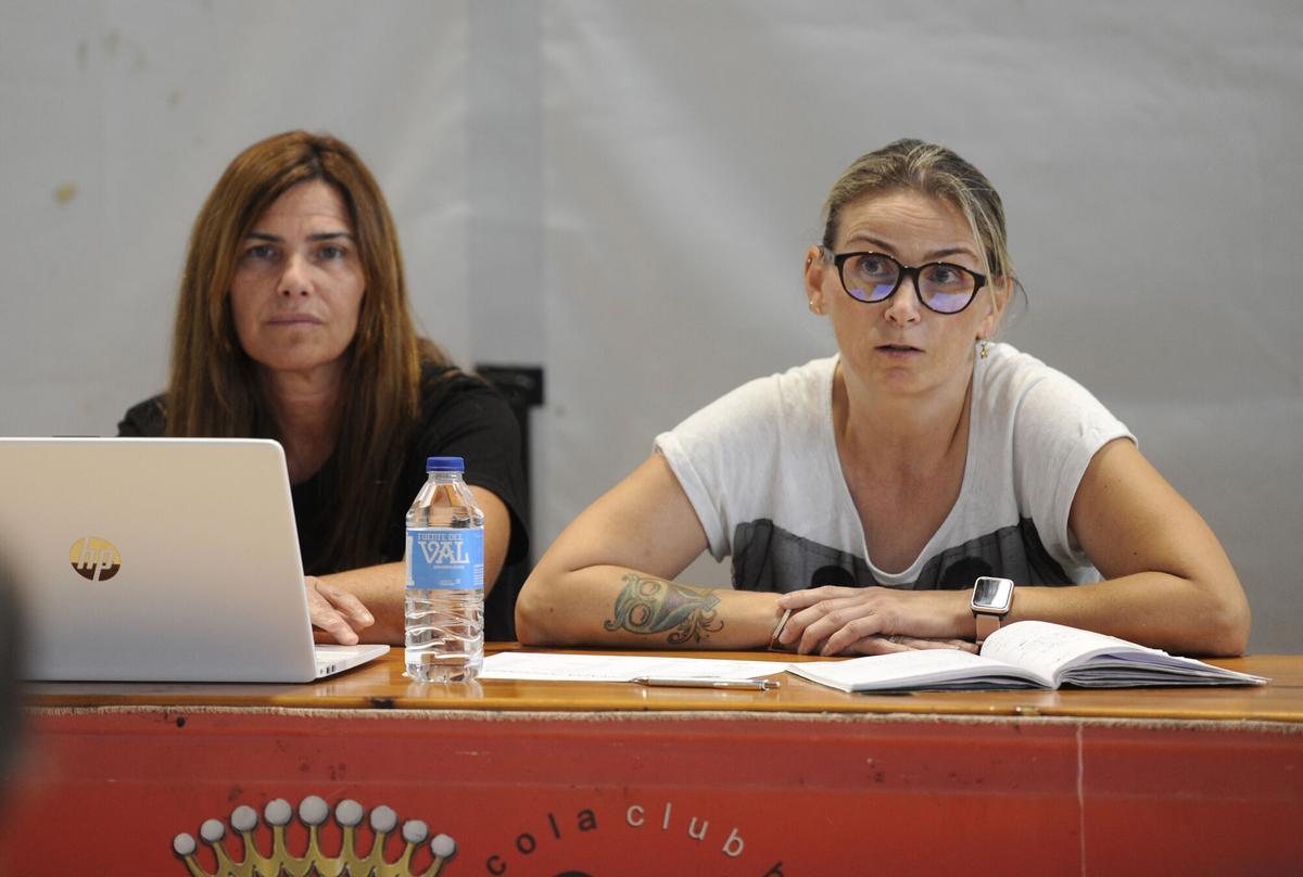Berta González y Belén Mariño, en una asamblea del Balonmán Lalín.