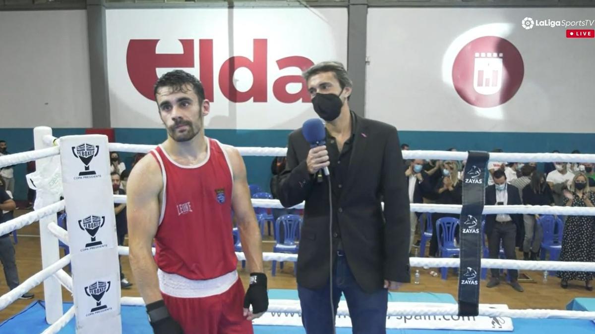 José Quiles, con gesto de preocupación, durante la entrevista al finalizar el combate.