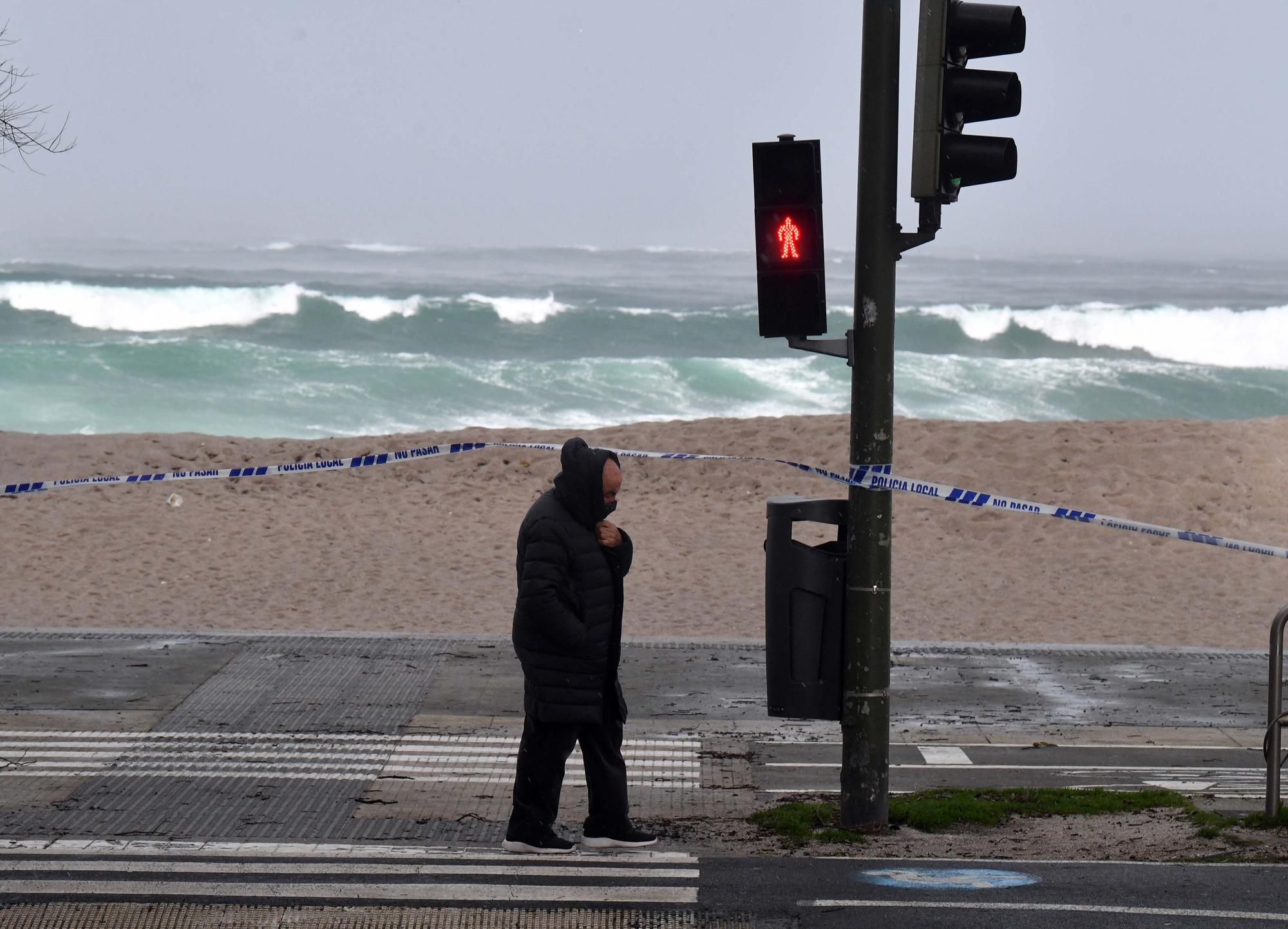 A Coruña en alerta roja: Temporal con fuerte oleaje en Riazor y rachas de más de 100 kilómetros por hora