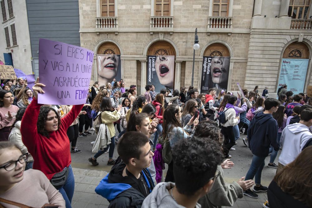 Unos 800 estudiantes se manifiestan en Palma por el 8M