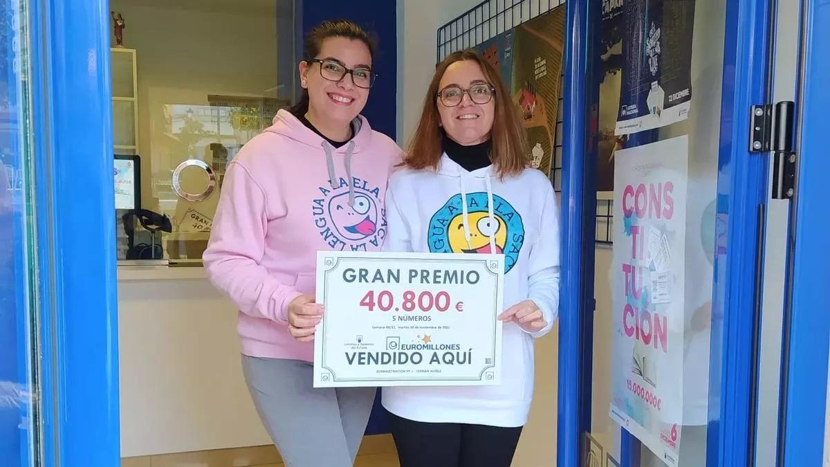 Patricia Puschnegg e Inmaculada Ortega, en el Estanco del Paseo de Fernán Núñez, en una imagen de un anterior premio repartido por esta administración de lotería.