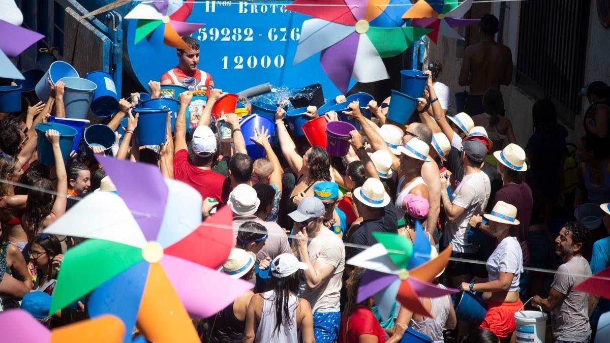 Masiva asistencia a la fiesta del agua de La Torre de les Maçanes, este lunes