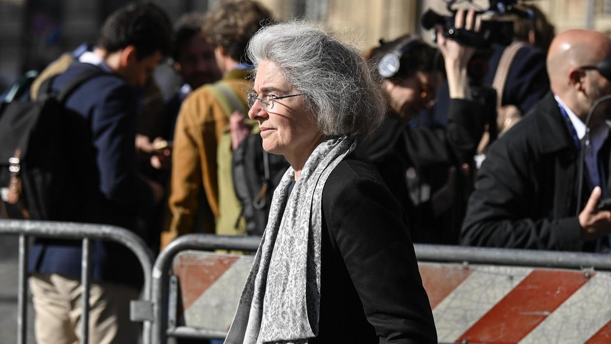 Una mujer hoy, en Roma, despide al papa Francisco.