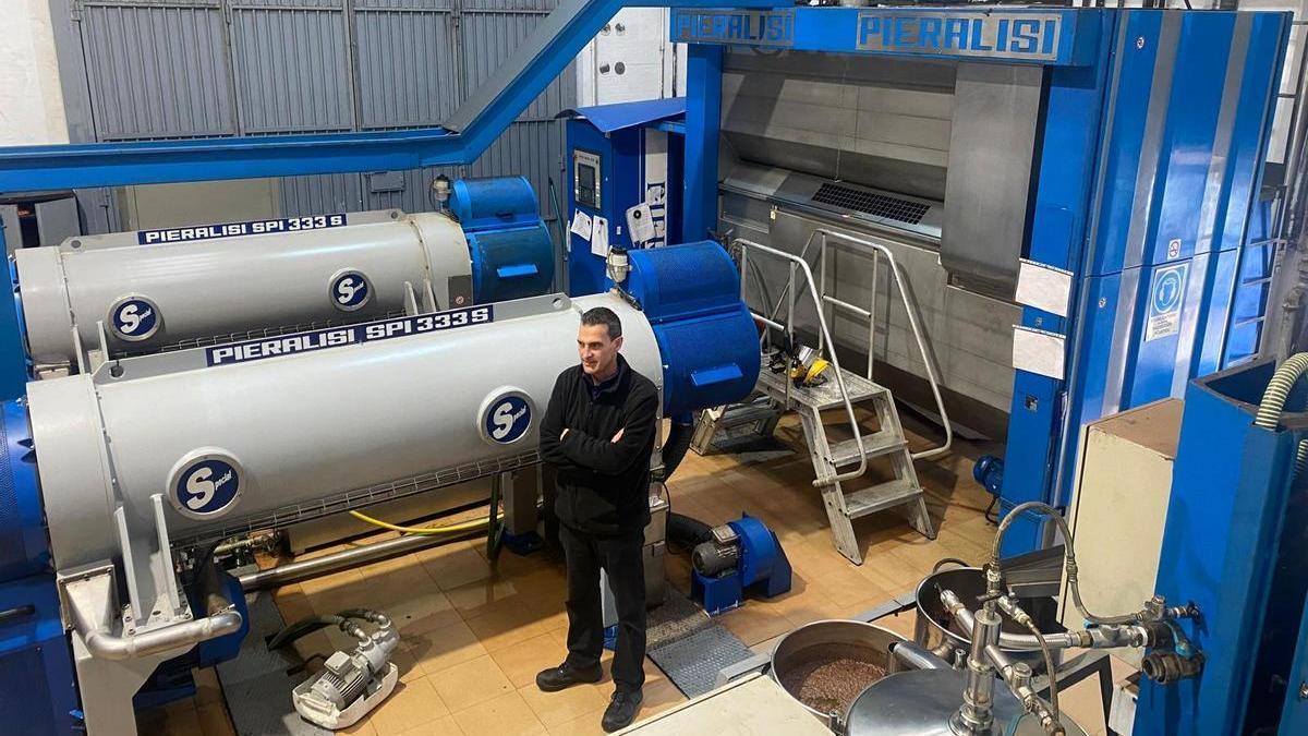 Alberto Giménez, en las instalaciones de la almazara de Turís.