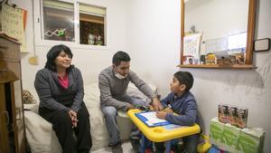 Una familia que vive en una habitación realquilada.