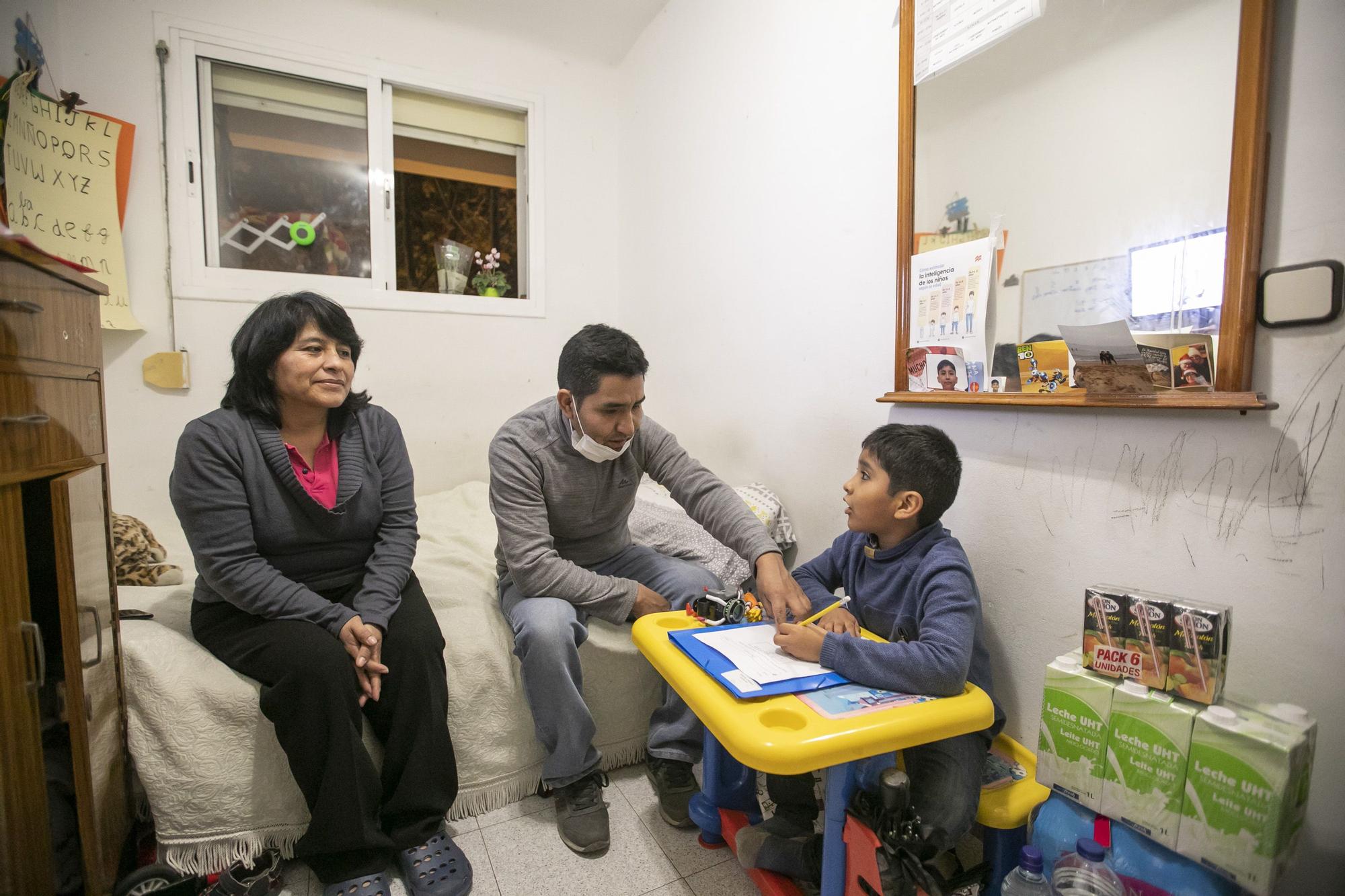 Una familia que vive en una habitación realquilada.