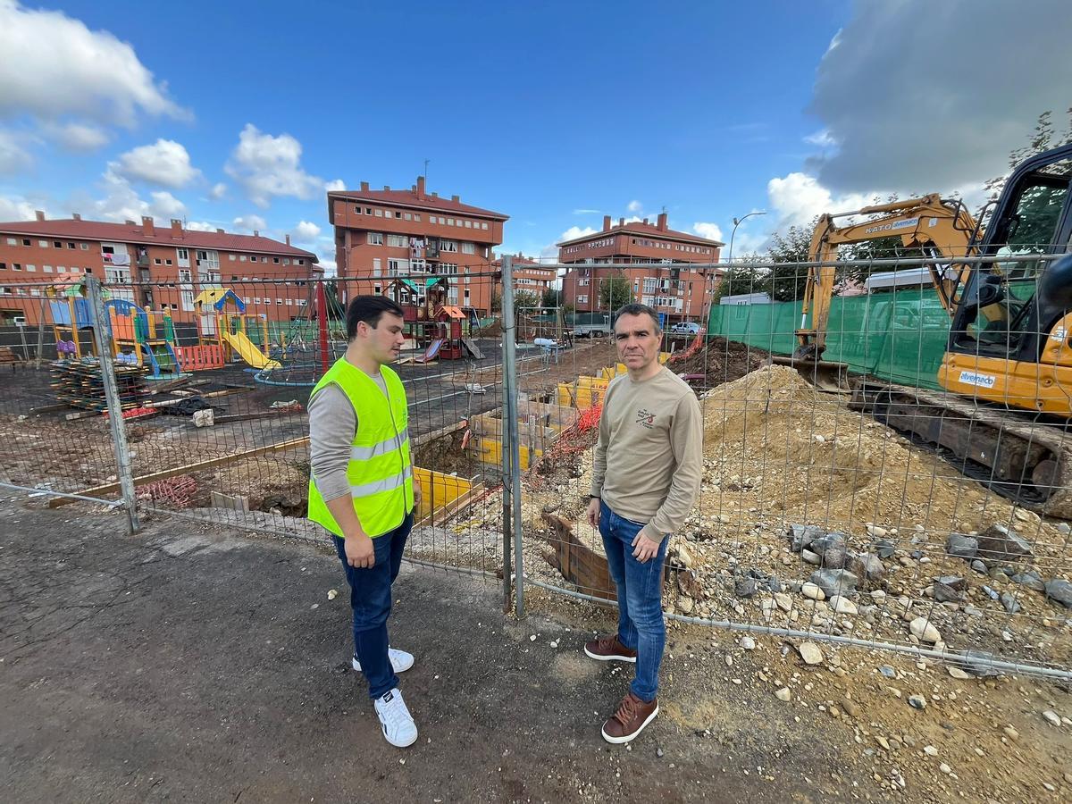 Jorge Suárez e Iván Fernández visitando el inicio de las obras del parque infantil de Los Campos.