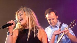 MADRID, 23.04.04.- Amaia Montero (I), vocalista del grupo La oreja de Van Gogh, y el guitarrista Pablo Benegas, durante el concierto que ofrecieron esta noche en el Palacio de Vistalegre de Madrid, en el que presentaron su último trabajo Lo que te conté mientras te hacías la dormida. EFE/Ballesteros.. Amaia Montero. Pablo Benegas. Música. La Oreja de Van Gogh