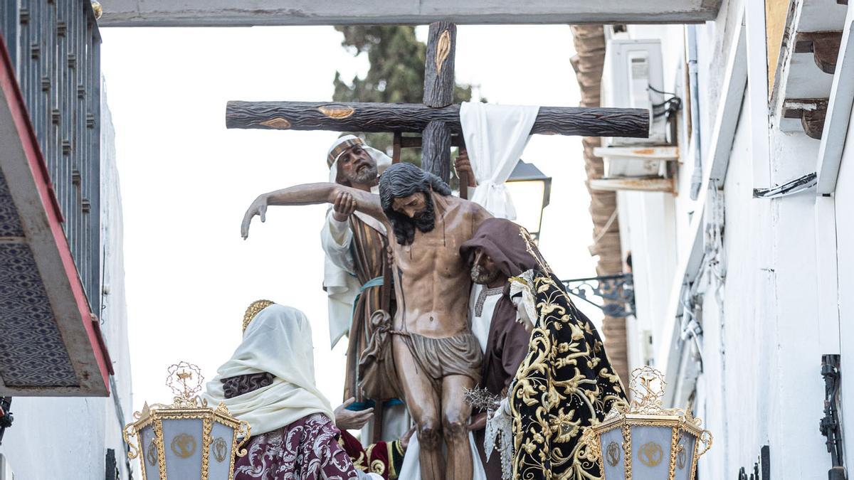 Gran expectación en el casco antiguo de Alicante en la procesión de Santa Cruz