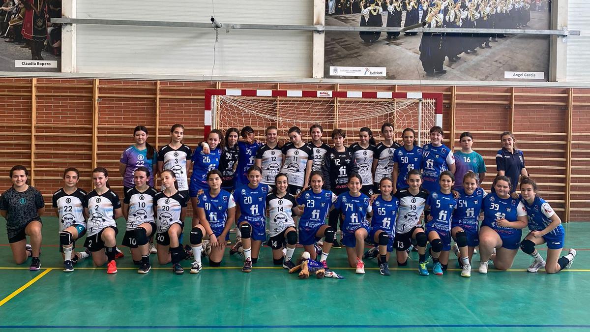 Jugadoras de balonmano en un partido reciente celebrado en Crevillent