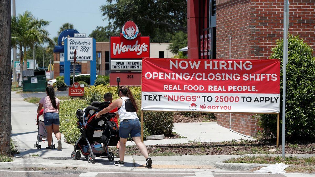 Un cartel de esta semana colocado en un restaurante de la ciudad de Tampa, en Florida.