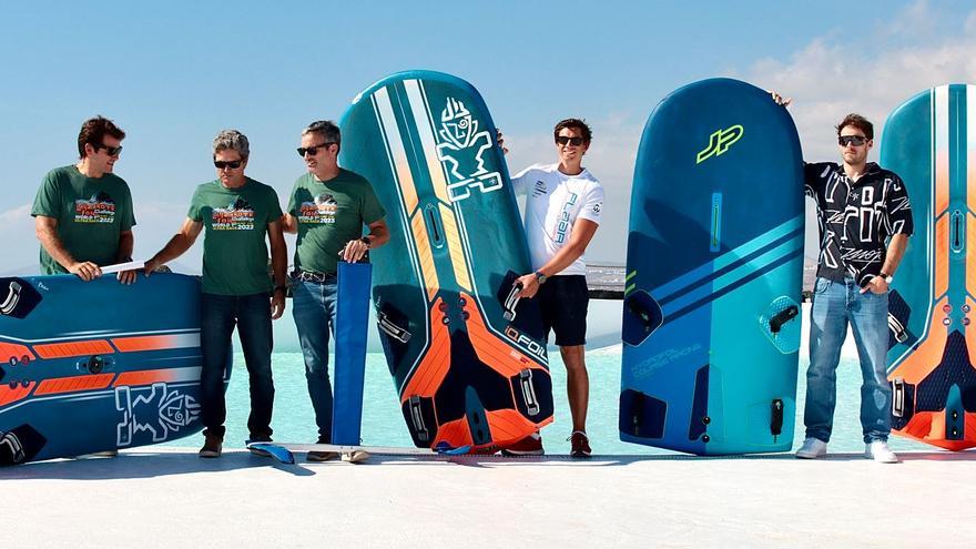 Lanzarote Foil Challenge: la vuelta a la isla sobre una tabla de windsurf en nueve horas sin paradas