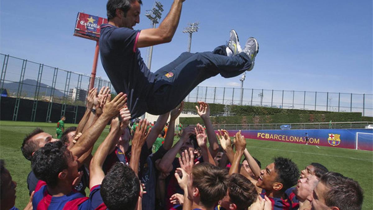 Los jugadores azulgranas mantean a Quique Álvarez después de conseguir el título de Liga