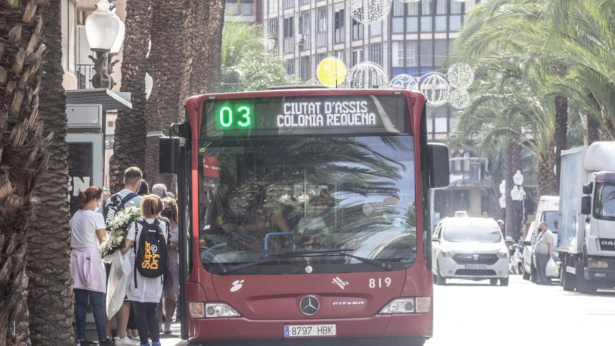 La línea 03 de autobús a su paso por la calle San Vicente de Alicante.