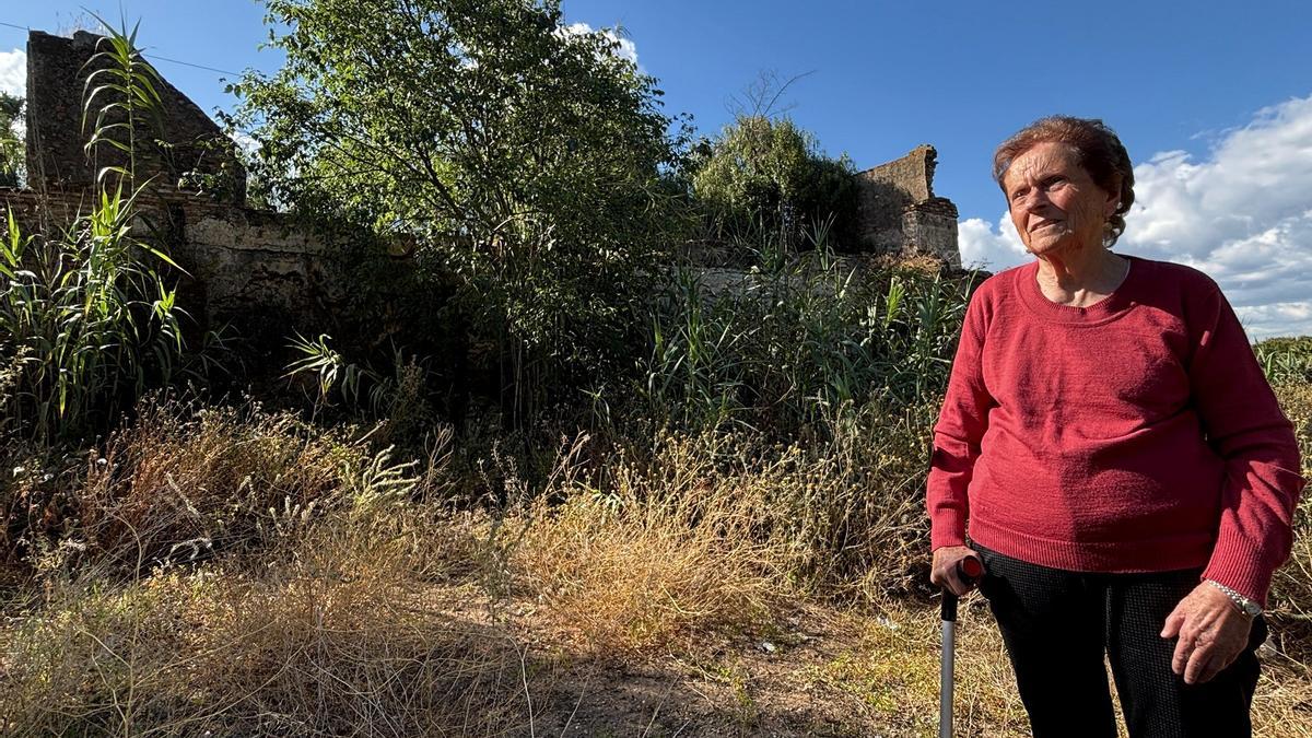 Remedios González, esta semana junto a los restos de su antigua casa, el Molino Alto de Churriana.