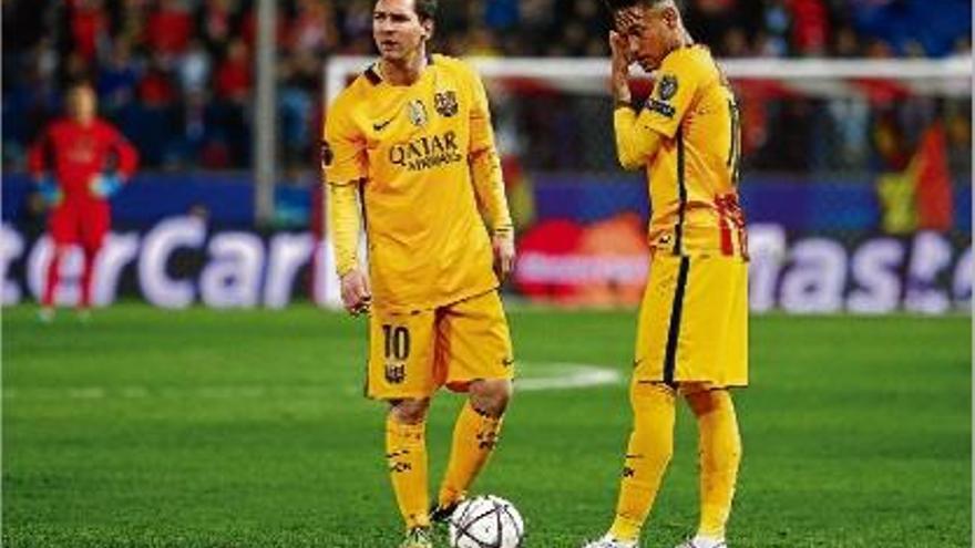 Messi i Neymar preparats per servir des del mig del camp després de rebre un gol dimecres al Calderón.