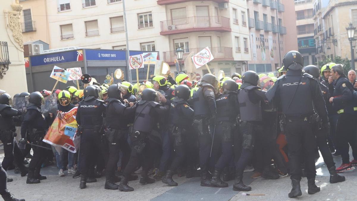 Los bomberos vuelven a protestar ante el pleno del Consell en Orihuela ...