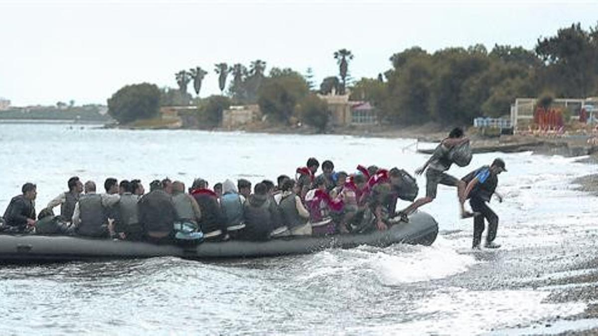 Una afortunada embarcación con inmigrantes afganos llegando a la isla griega de Kos. Imagen de archivo.