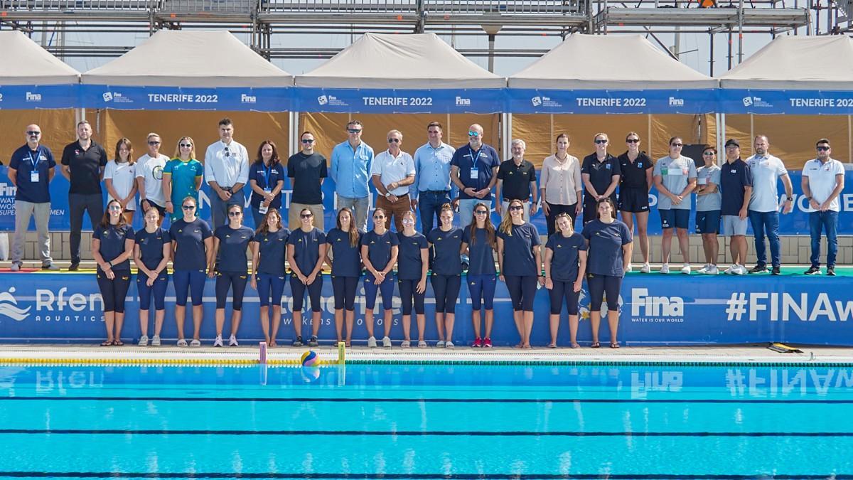 Foto de familia del acto de presentación en Tenerife