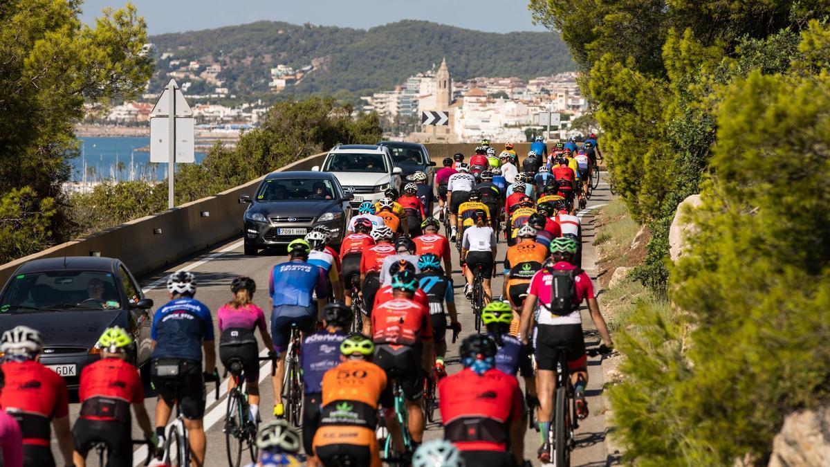 Marcha ciclista por las costas del Garraf para exigir más seguridad en la carretera.