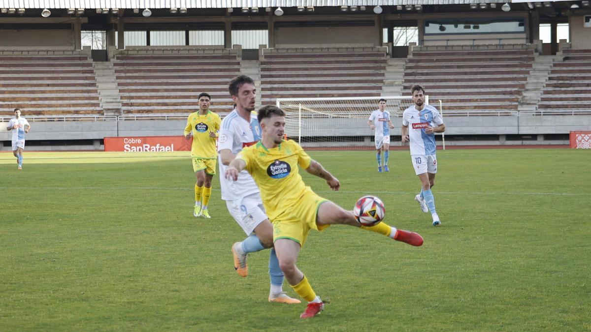 Imagen de un partido entre el Compostela y Deportivo Fabril disputado en San Lázaro.