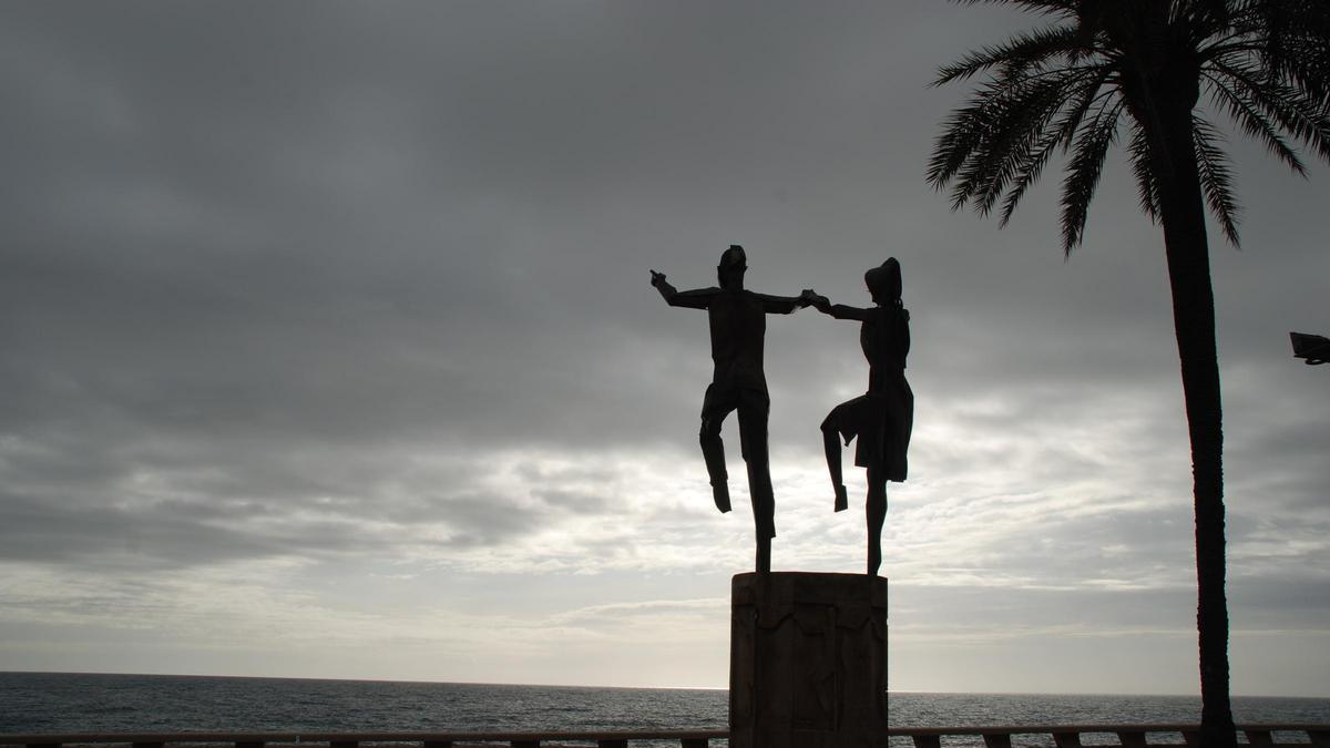 Escultura dedicada a la sardana a Lloret de Mar