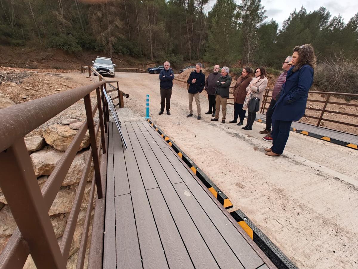 Visita de Raúl Mérida, junto a la alcaldesa María José Clemente, al puente reconstruido en Sinarcas.