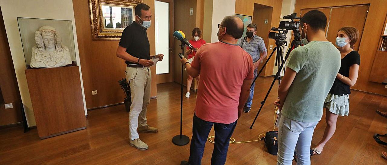 El alcalde atiende a los periodistas ayer en su despacho de la Alcaldía. | ANTONIO AMORÓS