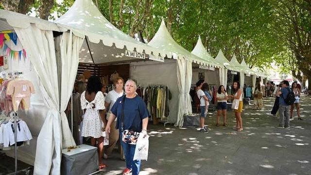 La feria de oportunidades se celebra en varias carpas en la Alameda.