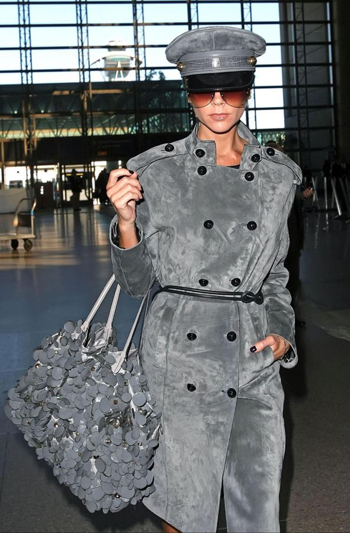 Victoria Beckham con 'total look grey'