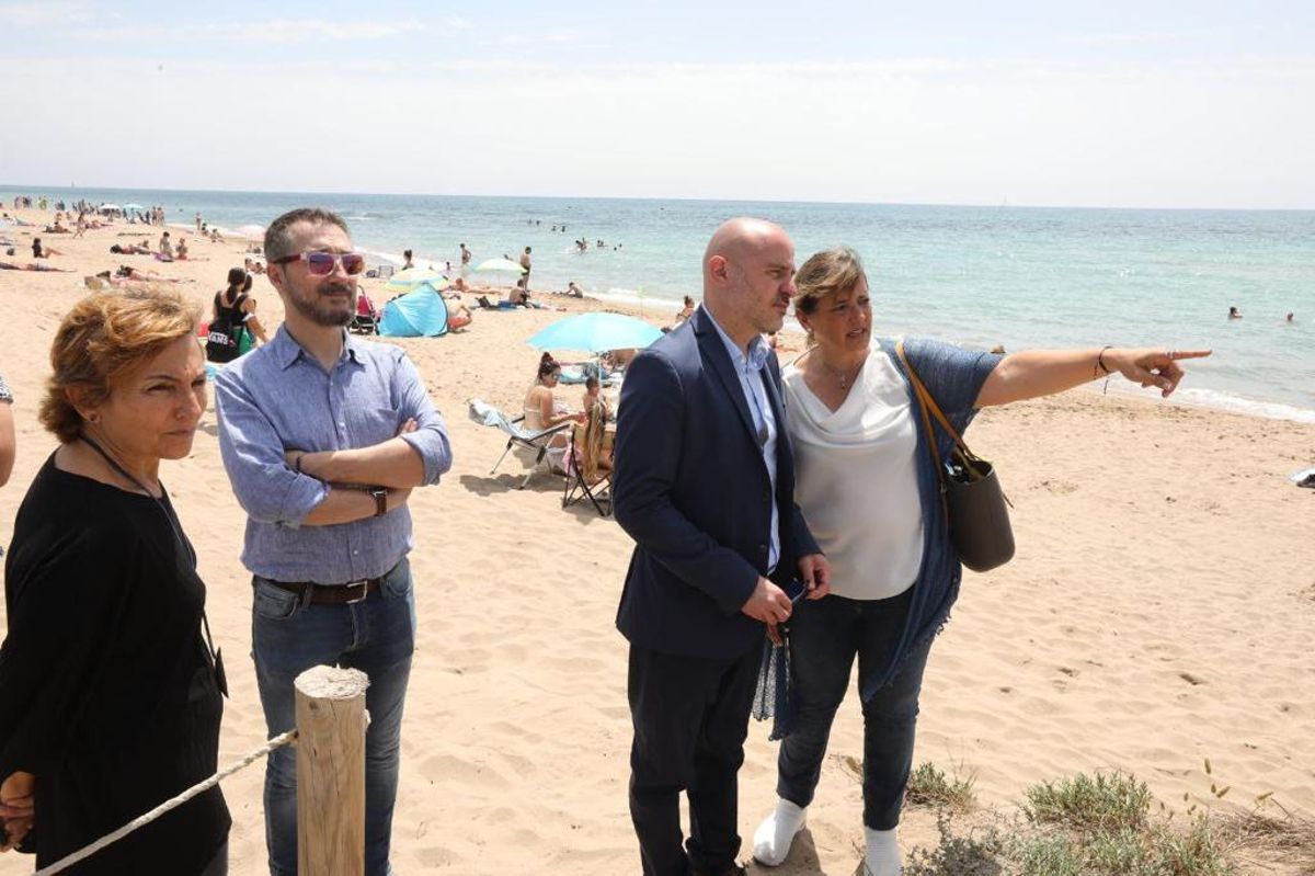 Gemma Badia reitera la necessitat d’una aportació de sorra urgent a la platja de Gavà Gemma Badia reitera la necessitat d’una aportació de sorra urgent a la platja de Gavà