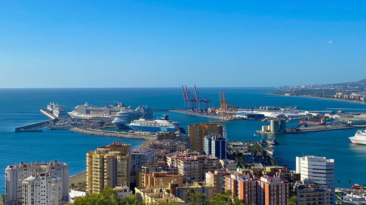 Vista aérea de Málaga y su puerto.