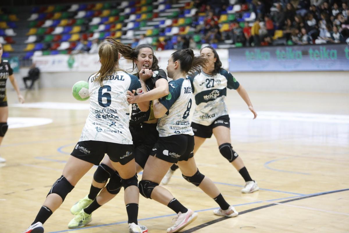 La defensa local frena a María Palomo.