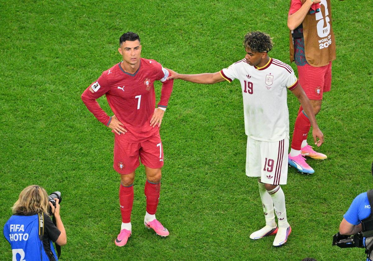 Lamine Yamal consuela a Cristiano Ronaldo tras la eliminación de España a Portugal em el Mundial el pasado lunes.
