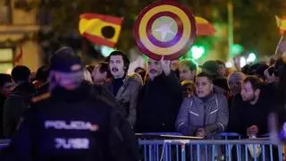 La sexta noche de protestas ante la sede del PSOE arranca con llamamientos a la calma