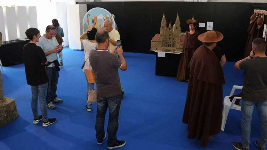 La exposición &quot;O Grove no Camiño de Santiago&quot;, durante la Festa do Marisco. // Muñiz