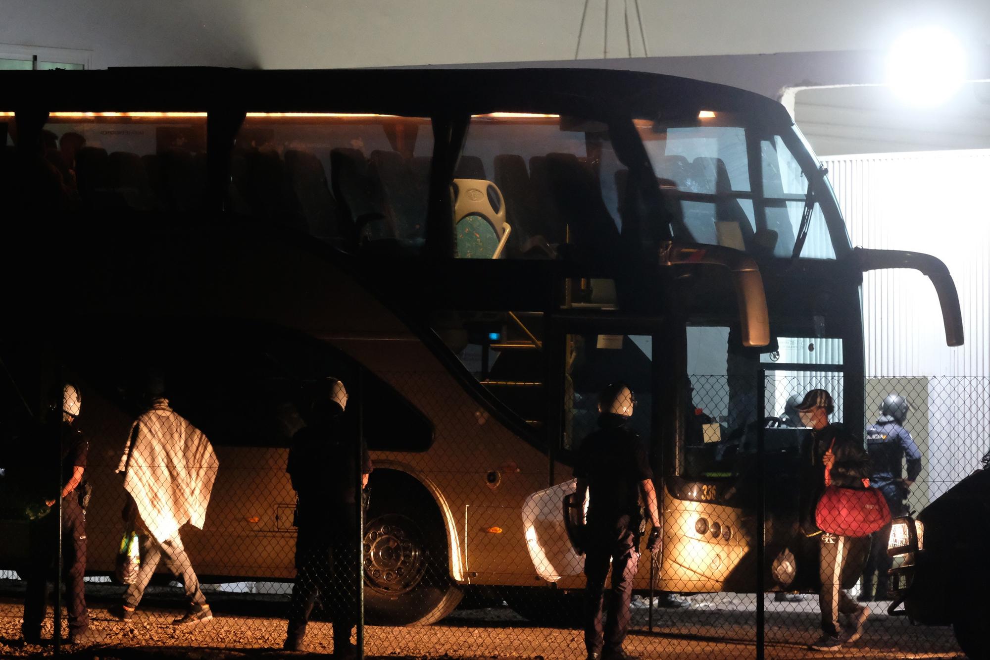 Traslado de migrantes a zona de aislamiento en El Matorral, Fuerteventura