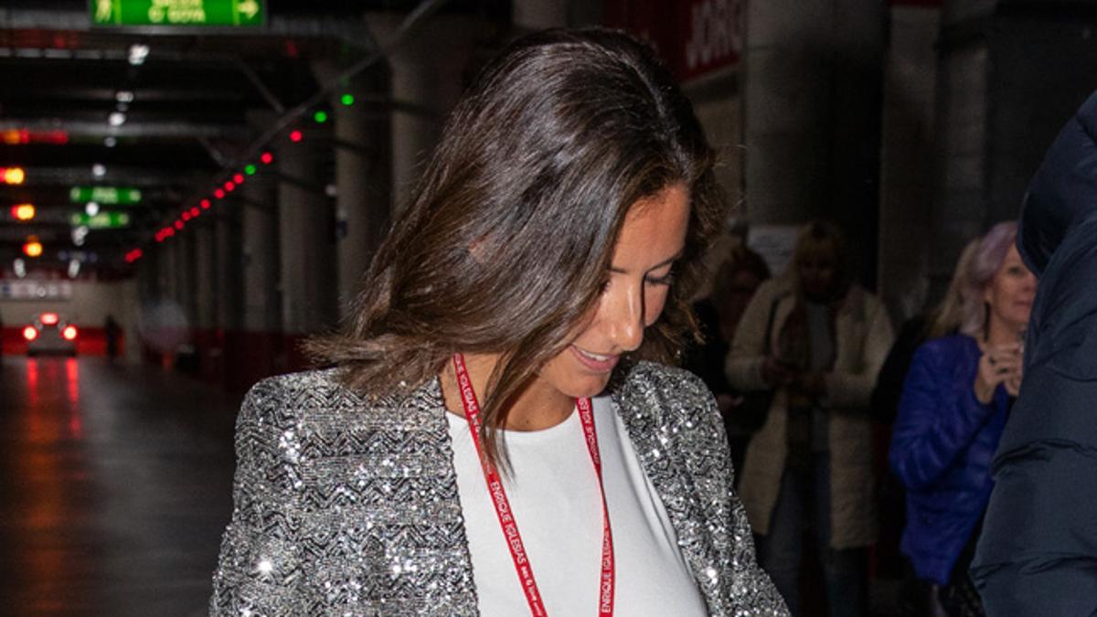 La chaqueta de lentejuelas plateadas de Ana Boyer en el concierto de Iglesias Madrid que combina genial con zapatillas blancas y un pantalón vaquero - Woman