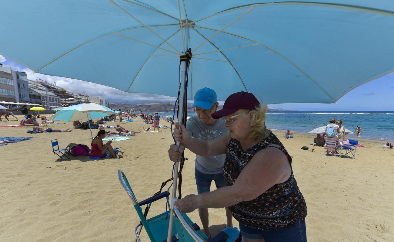 Ambiente de la Playa de Las Canteras el día de San Juan