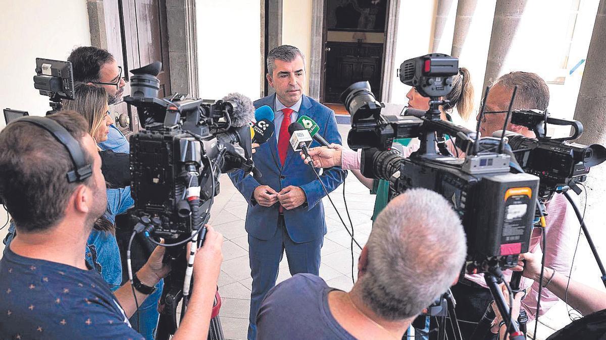 Manuel Domínguez, presidente del PP de Canarias, en declaraciones a los medios en el Parlamento regional.