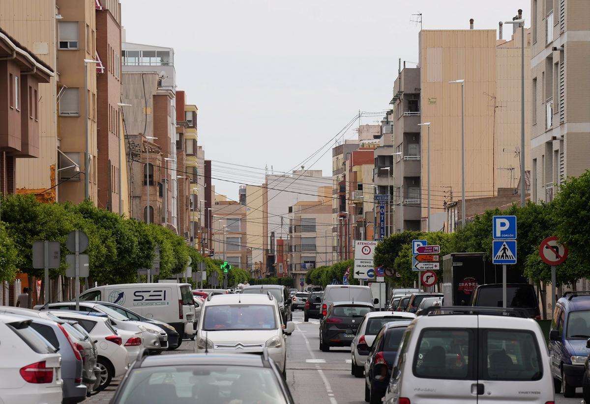 Imagen de la calle Santa Quitèria (l’Alcora), muy transitada, una de las principales arterias de Almassora.