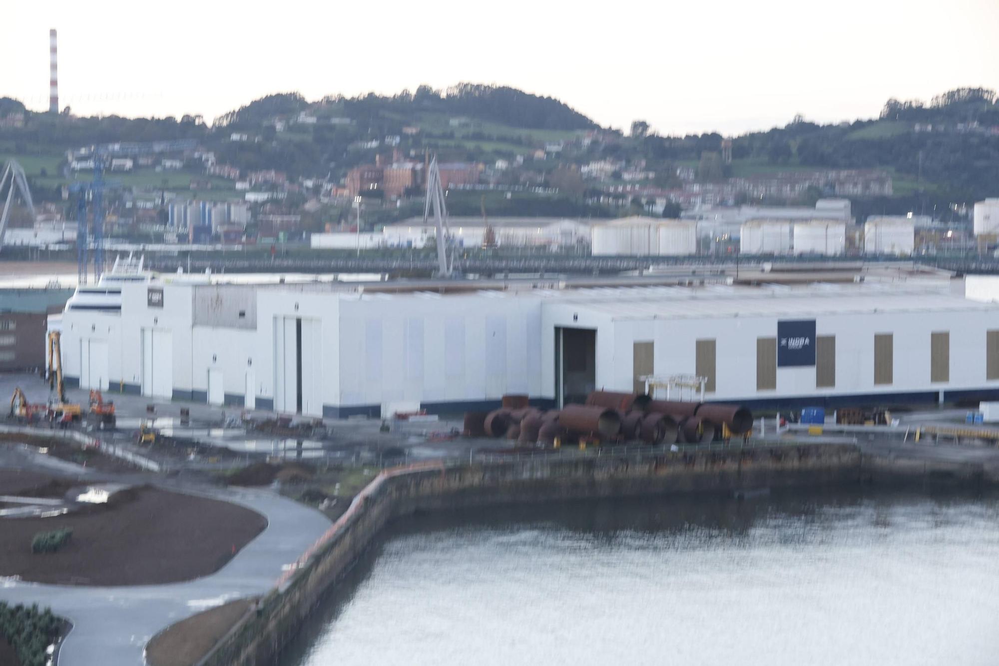 El paseo de Naval Azul completa su trazado peatonal y luce ya casi listo, solo pendiente de mobiliario: así avanza una obra clave para Gijón (en imágenes)