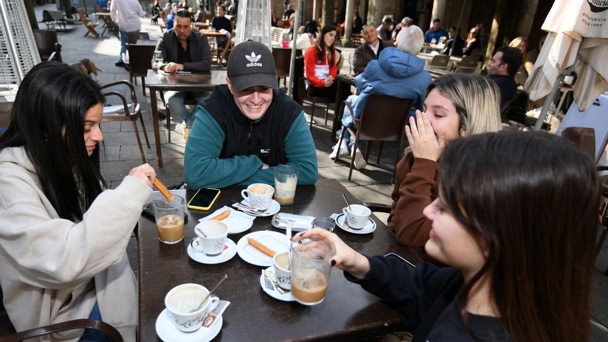 Un grupo de jóvenes en una terraza en la Praza da Verdura, ayer a mediodía. |   // GUSTAVO SANTOS