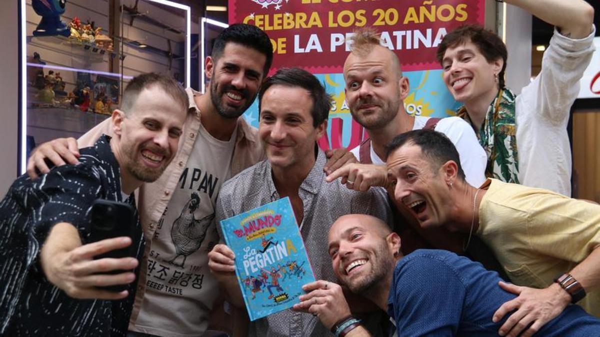 Los integrantes del grupo La Pegatina, con el cómic con el que celebran 20 años, este miércoles en la librería Norma Cómics de Barcelona.