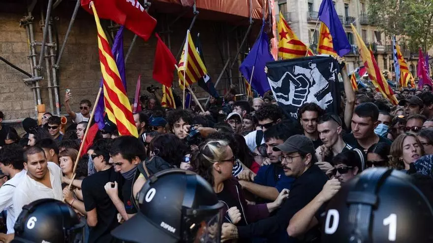 A PIE DE CALLE | Los Mossos cargan contra los manifestantes