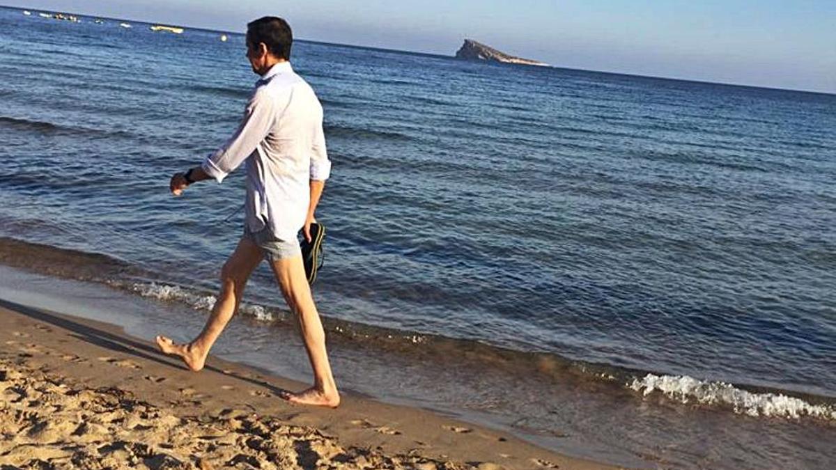 Zaplana paseando por la playa de Benidorm, en junio de 2019.